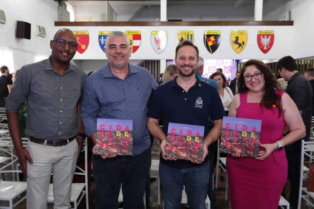 Ozei Silva, presidente do Convention, Jaime Dias Jr, gerente Regional Norte Sebrae SC, prefeito Adriano Silva e Milena Zimmermann de Freitas, gestora de projetos do Sebrae/SC durante o lançamento do livro Cidade de Joinville. A obra pode ser adquirida através do whats 47 9 9936-5840. - Foto: André Kopsch
