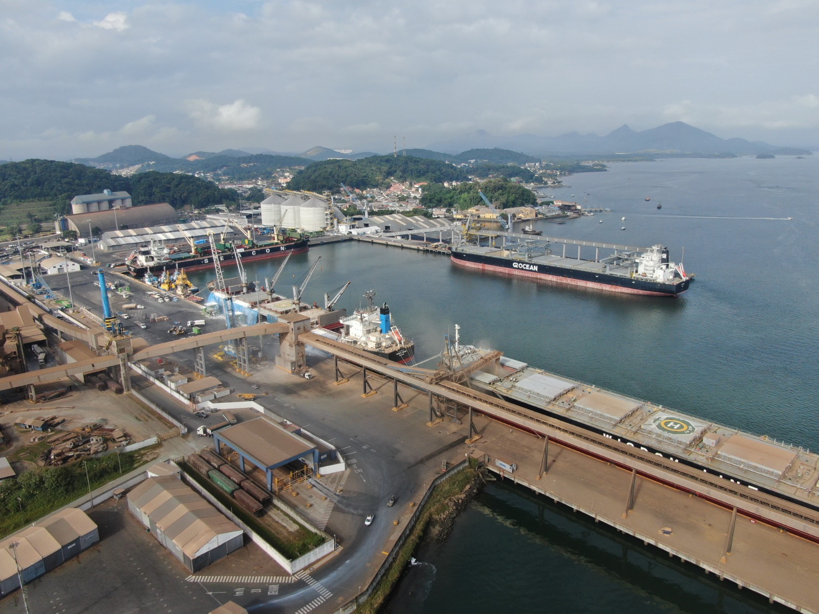 O Porto de São Francisco do Sul inicia esta semana o serviço de batimetria em todo o canal de acesso, na Baía da Babitonga, incluindo os sete berços de atracação. O objetivo é mapear as profundidades da área portuária, realizando um levantamento da topografia submarina. Essas informações são essenciais para garantir a segurança das embarcações, pois identificam possíveis locais assoreados.