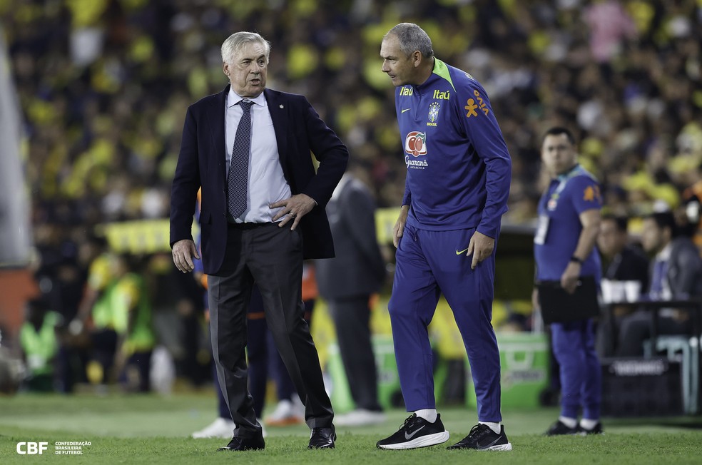 Carlo Ancelotti e o auxiliar Paul Clement, em estreia pela seleção brasileira — Foto: Rafael Ribeiro / CBF