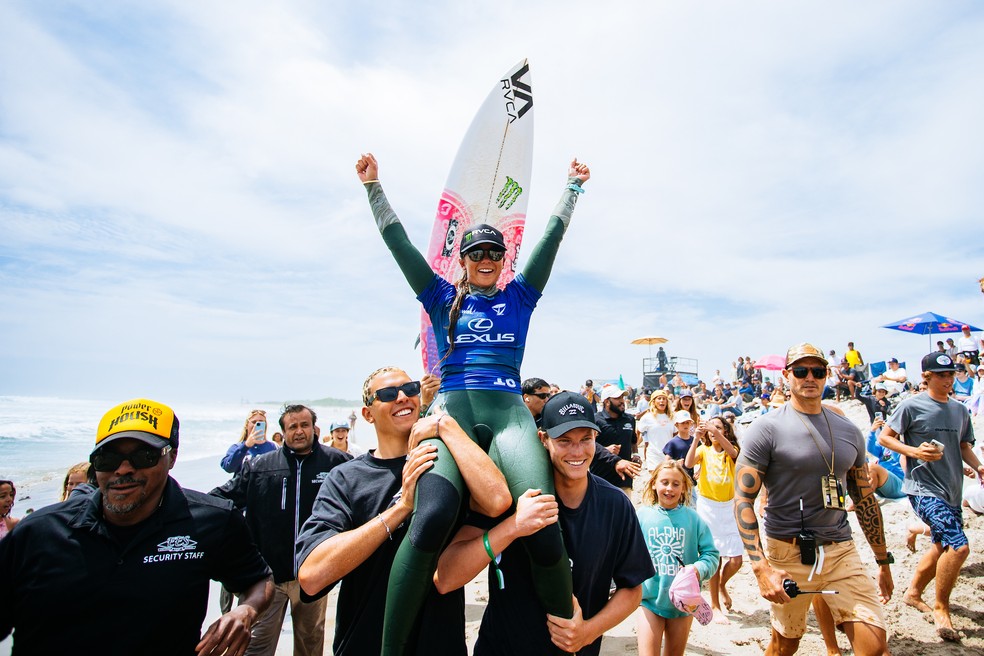 Bettylou Sakura Johnson é carregada após vencer a etapa de Trestles — Foto: Emma Sharon/World Surf League