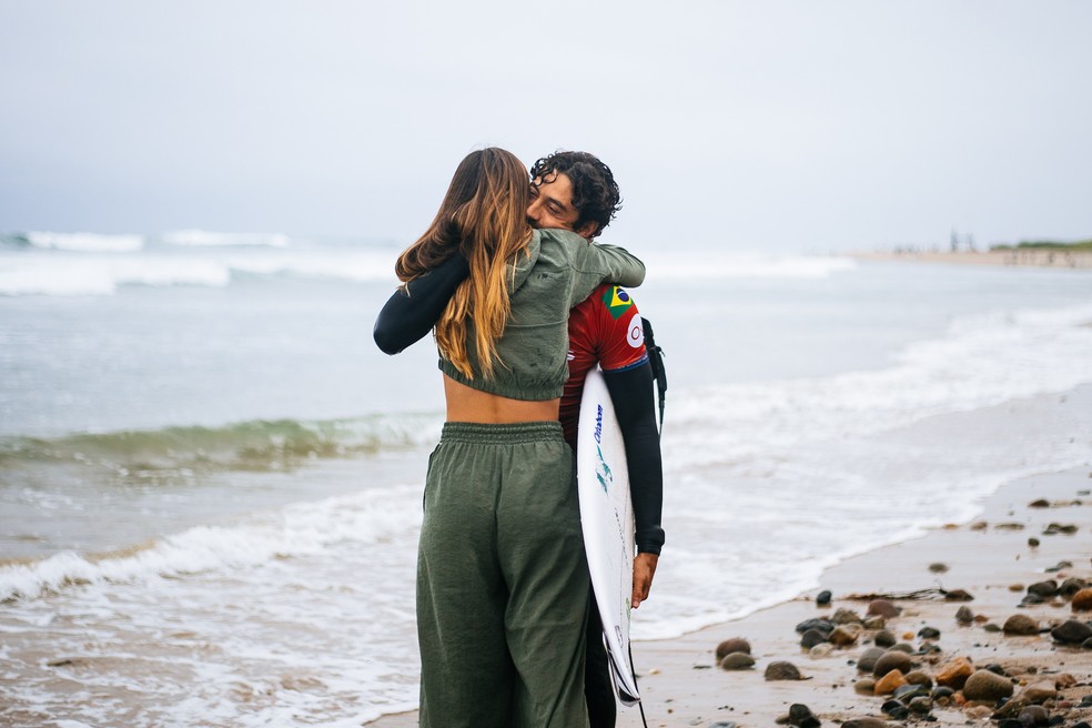 Yago Dora é abraçado pela namorada durante o final day em Trestles — Foto: Emma Sharon/World Surf League